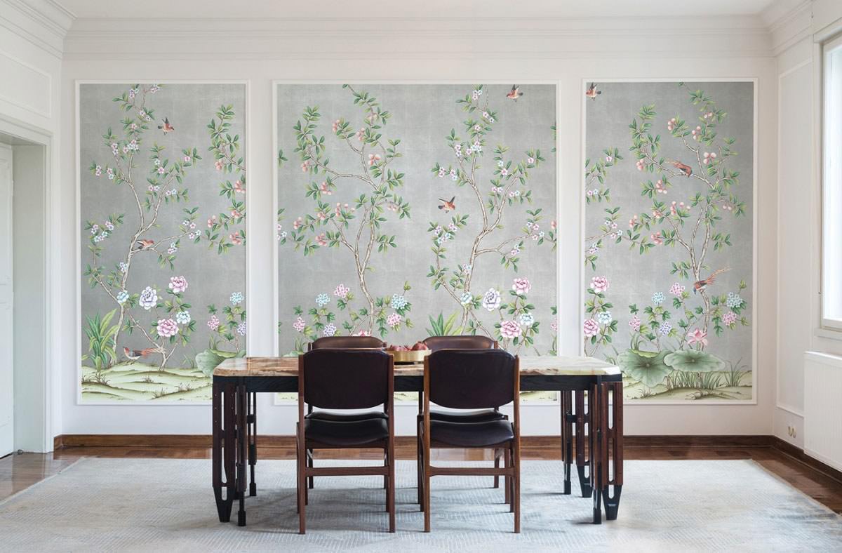 اتاق ناهار خوری که دیوارهای آن سفید رنگ است و سطح داخلی دیوارهای قاب بندی شده آن با کاغذ دیواری طرح گل و طبیعت دکور شده است